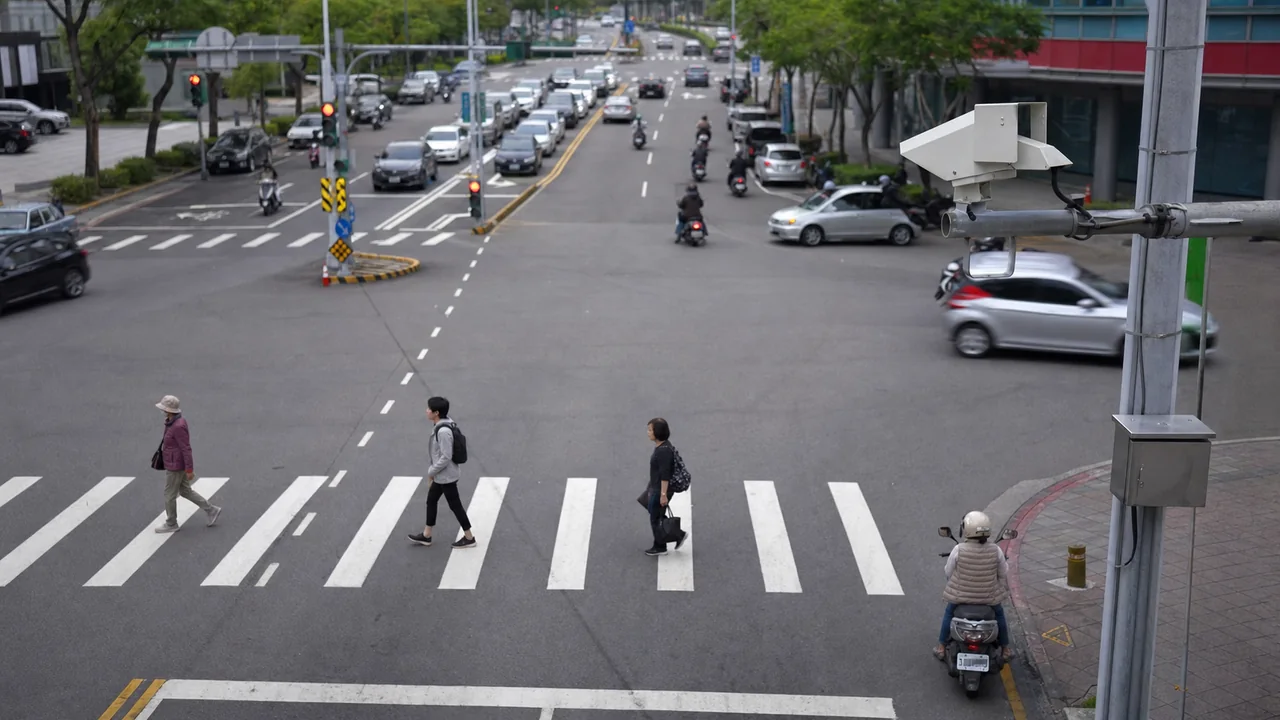 頭份竹南路口、交通號誌、行人穿越道與科技執法鏡頭示意圖